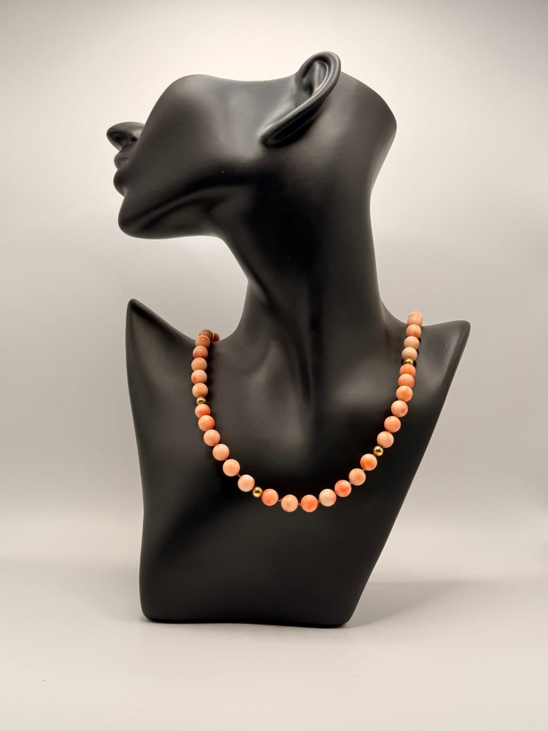 Collana filo singolo sfere corallo rosa e distanziatori dorati, chiusura non