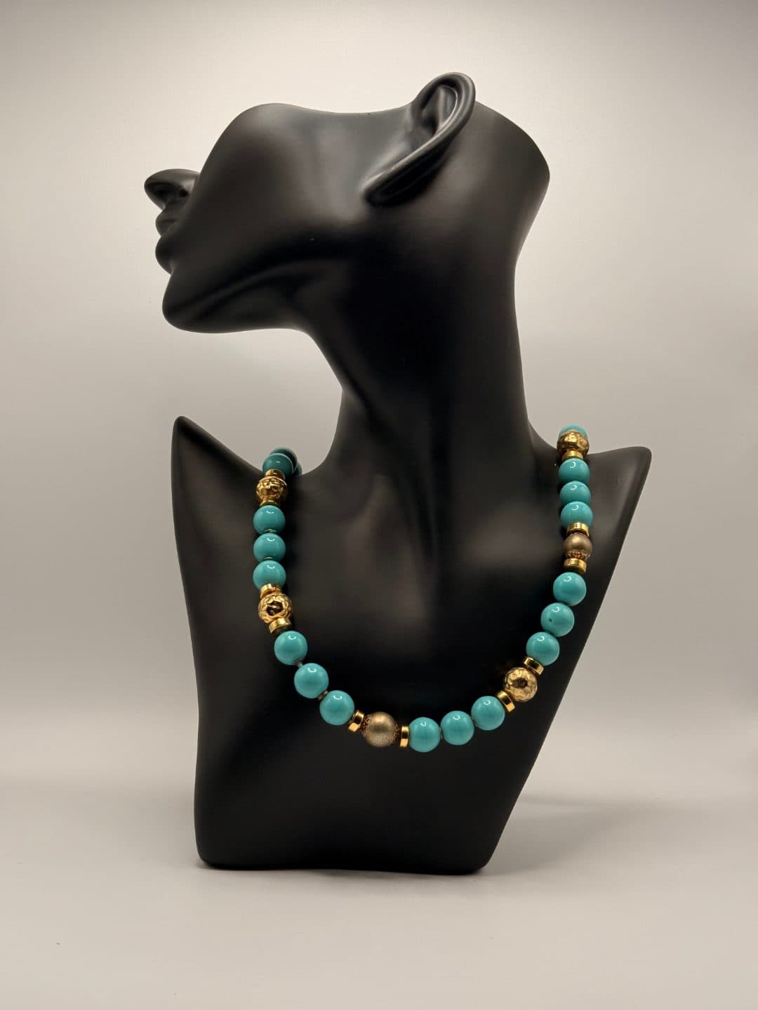 Collana filo perle turchese resina e sfere dorate martellate