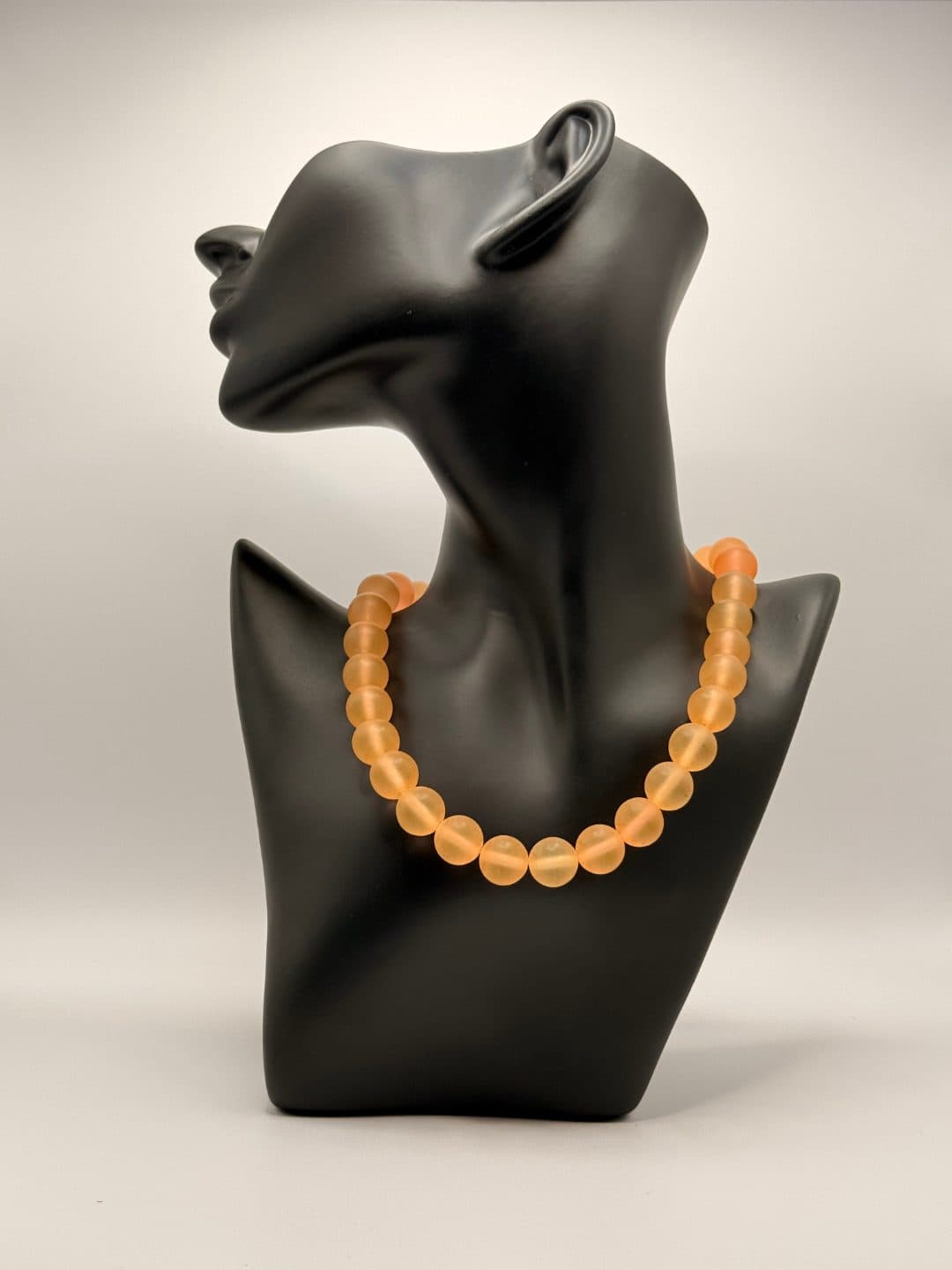 Collana filo unico sfere resina arancio satinata