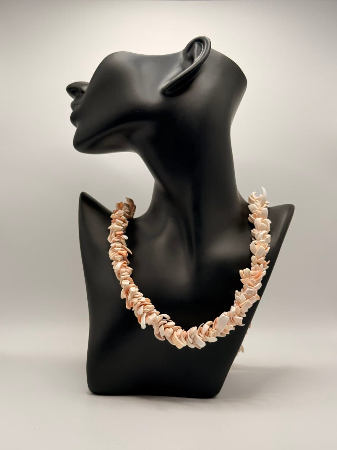 Collana filo unico scaglie di conchiglia rosa-avorio